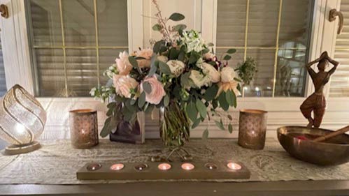 Photo d'un bouquet et bougies sur un meuble
